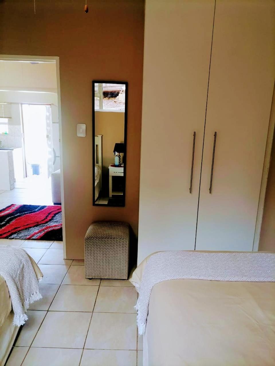 Poolside Guest House 포트 셉스턴 객실 사진